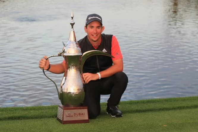 Lucas Herbert posa con el trofeo de ganador del Omega Dubai Desert Classic. © Golffile | Thos Caffrey