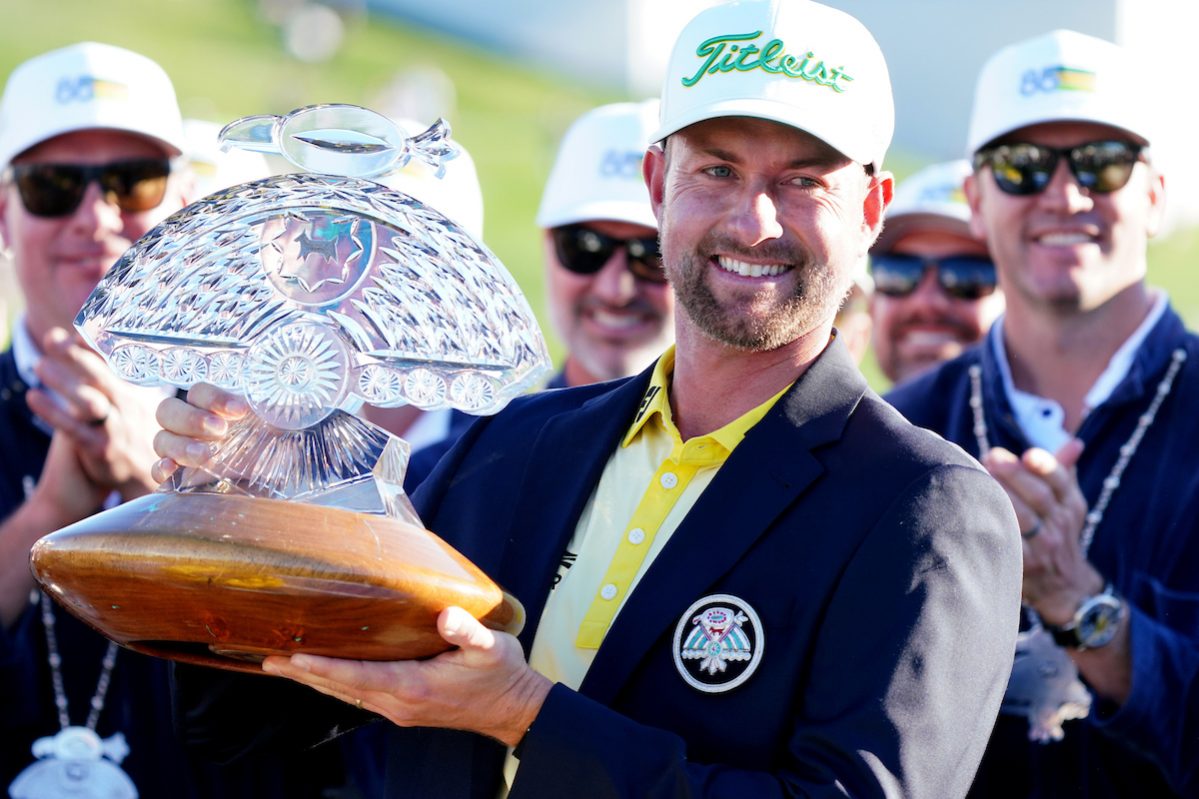 Webb Simpson, con el trofeo del Phoenix Open © Golffile | Phil Inglis