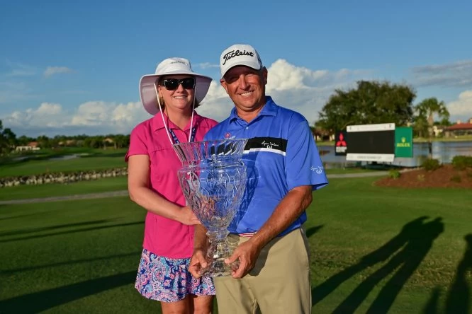 Scott Parel, con su mujer tras ganar el Chubb Classic © PGA Tour Champions