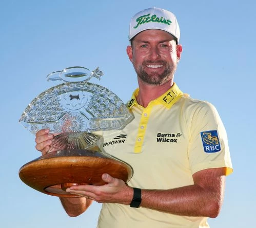 Webb Simpson, con el trofeo de ganador © PGA Tour