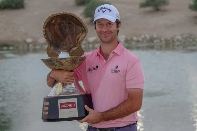 Jorge Campillo posa con el trofeo de ganador del Commercial Bank Qatar Masters 2020. © Golffile | Phil Inglis