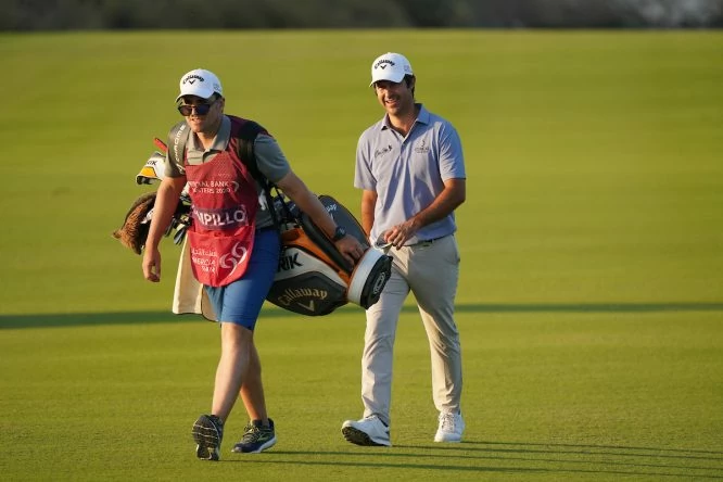 Jorge Campillo y su caddie Jesús Legarrea esta semana en el Qatar Masters. © Golffile | Phil Inglis