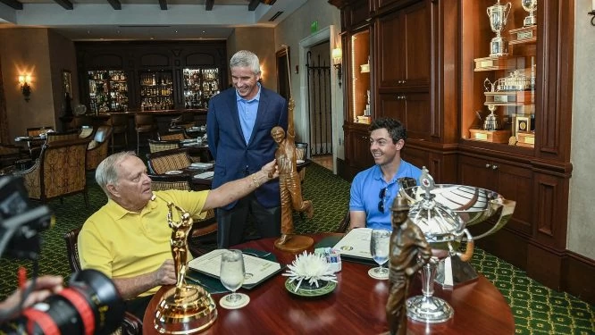 McIlroy, recibiendo un premio de Nicklaus © PGA Tour