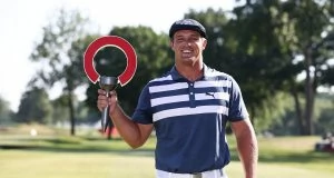 Bryson DeChambeau posa con el trofeo de ganador del Rocket Mortgage Classic 2020. © Twitter PGA Tour