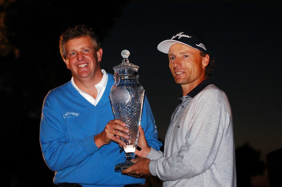 Bernhard Langer y Colin Montgomerie comparten el trofeo del Volvo Masters de 2002. © Getty Images