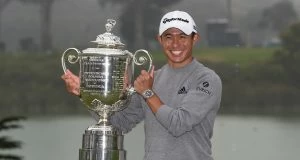 Collin Morikawa posa con el trofeo de ganador del PGA Championship 2020. © Golffile | Ken Murray