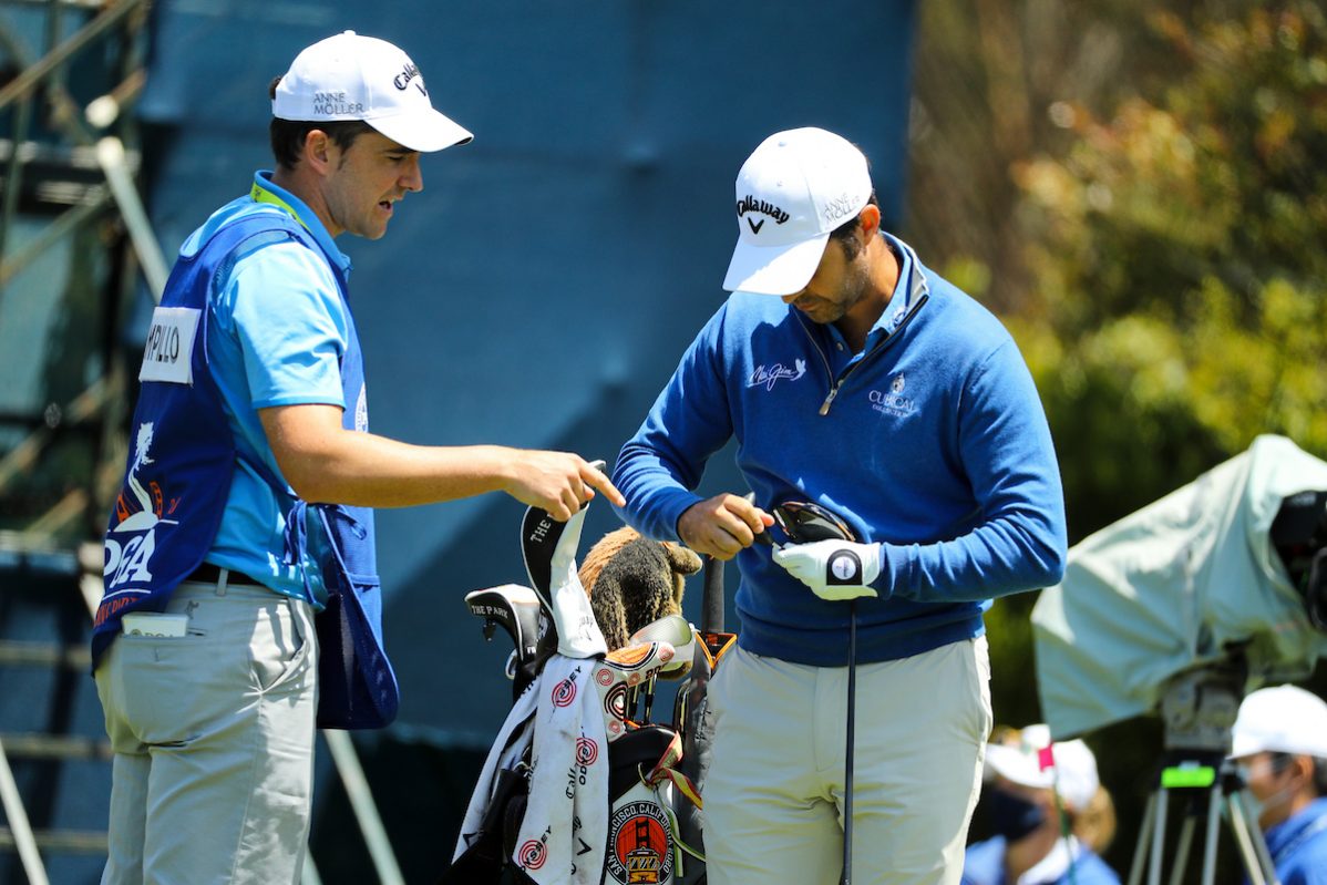 Jorge Campillo y su caddie Jesús Legarrea en la primera jornada del PGA. © Golffile | Scott Halleran
