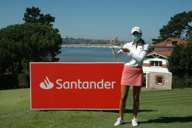 Harang Lee posa con el trofeo de campeona del Santander Golf Tour en Pedreña.