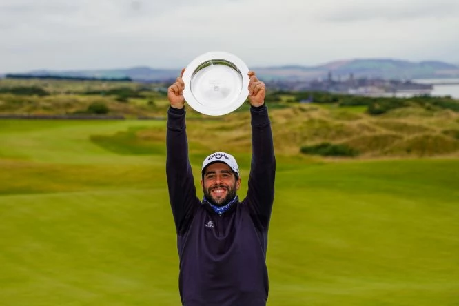 Adrián Otaegui posa con el trofeo de ganador del Scottish Championship. © Golffile | Phil Inglis