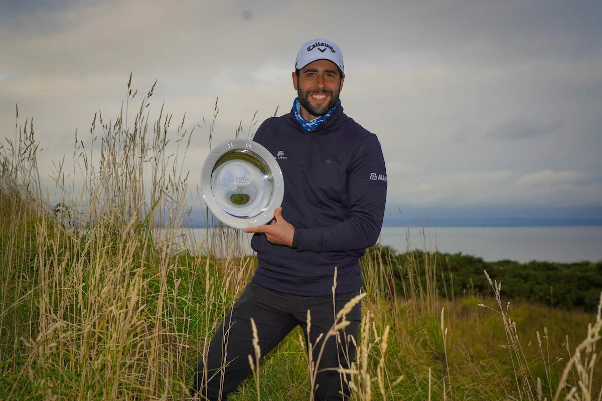 Adrián Otaegui ,con el trofeo del Scottish Championship © Golffile | Phil Inglis