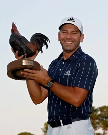 Sergio García posa con el trofeo de ganador del Sanderson Farms Championship. © PGA Tour