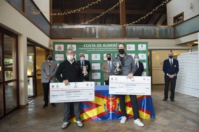 De izquierda a derecha: José Antonio Salgado, campeón de España Súper Senior y Carlos Suneson, ganador del Costa de Almería Campeonato de España de Profesionales Senior.