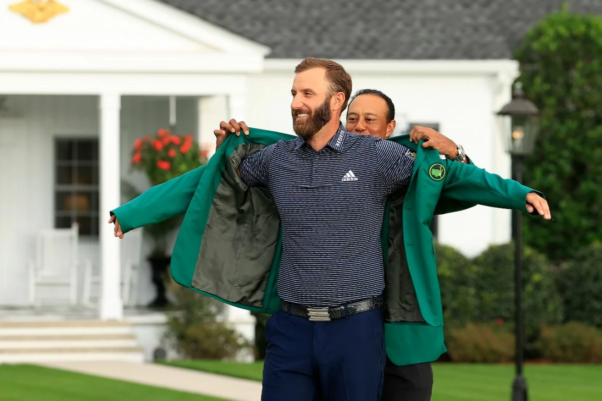Tiger Woods, poniéndole la Chaqueta Verde a Dustin Johnson © Augusta National