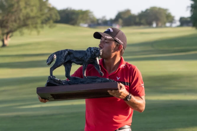 Pablo Larrazábal, con el trofeo de ganador del Alfred Dunhill Championship 2019. © Golffile | Shannon Naidoo