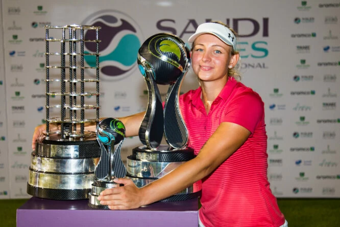 Emily Kristine Pedersen, con sus trofeos del torneo de 2020