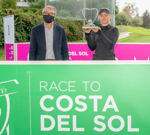 Francisco Salado, presidente de Turismo Costa del Sol y Emily Kristine Pedersen, ganadora de la Race to Costa del Sol 2020.