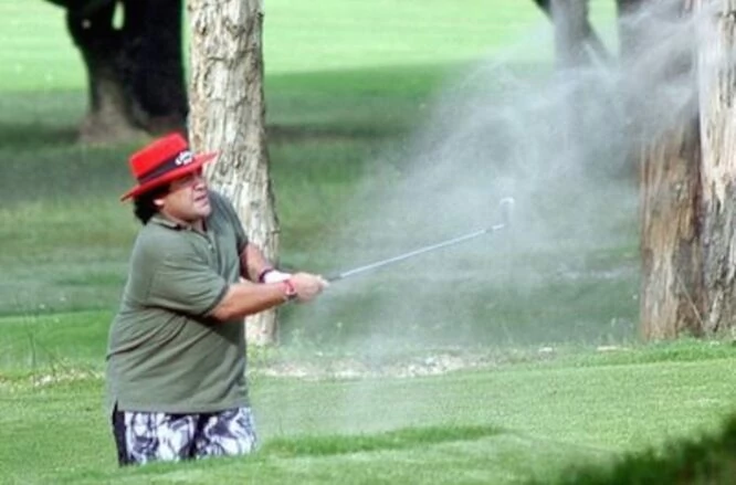 Diego Armando Maradona, jugando al golf