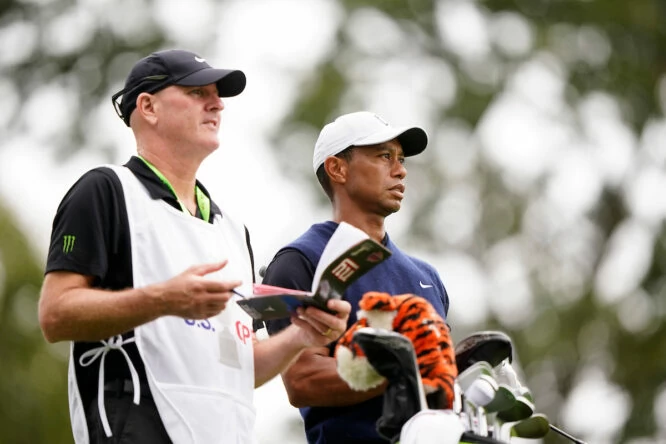 Tiger Woods y Joe LaCava © Darren Carrol | USGA