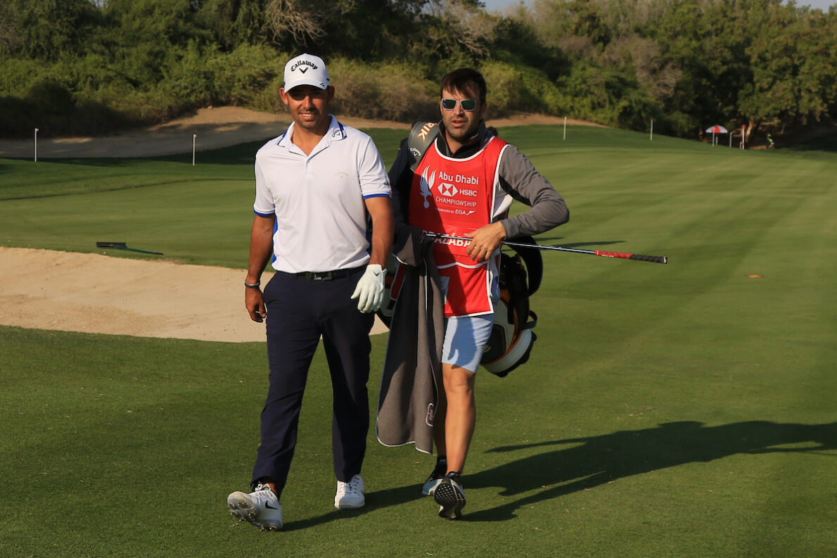 Pablo Larrazábal y su caddie Raúl Quirós en el Abu Dhabi HSBC Championship 2020. © Golffile | Thos Caffrey