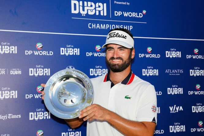 Antoine Rozner posa con el trofeo de ganador del Golf in Dubai Championship. © Golffile | Fran Caffrey