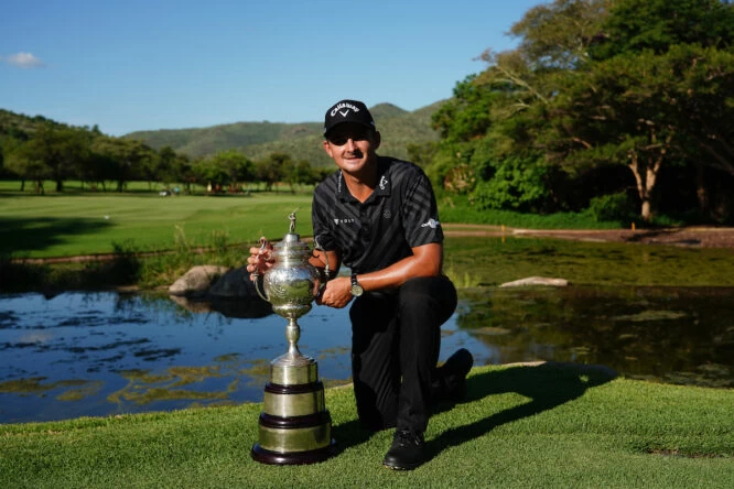 Christiaan Bezuidenhout posa con el trofeo de ganador del Open de Sudáfrica. © Golffile | Thos Caffrey