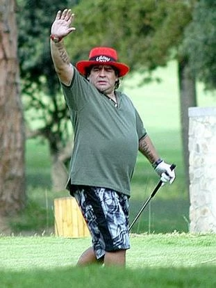 Maradona, jugando al golf
