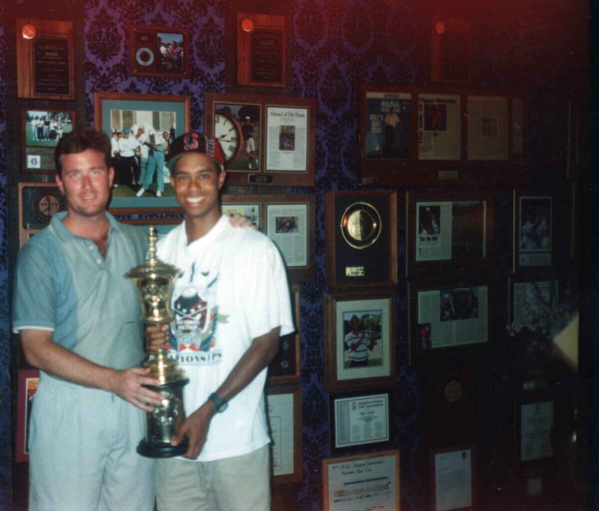 Tiger Woods, a los 18 años, posa con Joe Grohman y el trofeo del US National Amateur