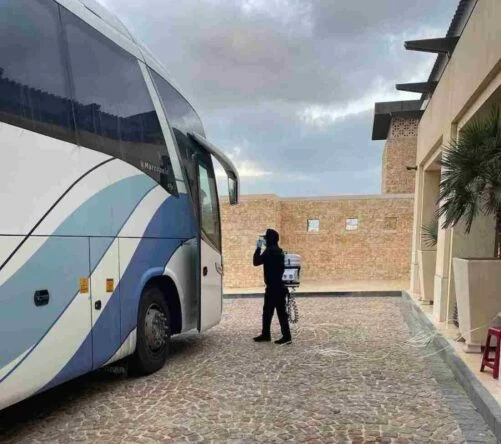 Un empleado se dispone a desinfectar un autobús en Abu Dhabi. © Ten Golf
