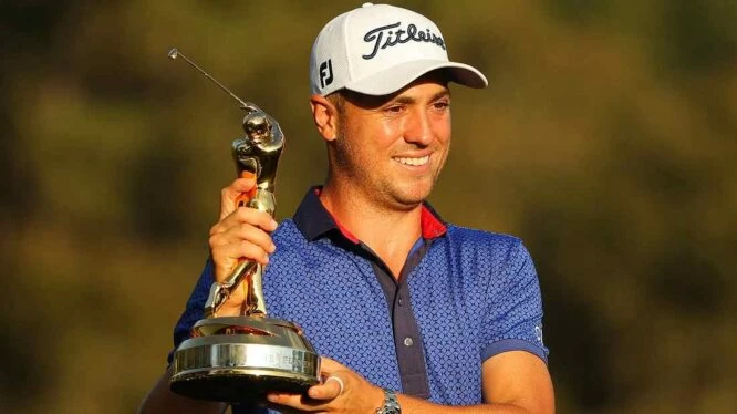 Justin Thomas posa con el trofeo de ganador del THE PLAYERS Championship. © PGA Tour