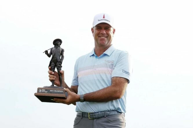 Stewart Cink posa con el trofeo de ganador del RBC Heritage. © PGA Tour