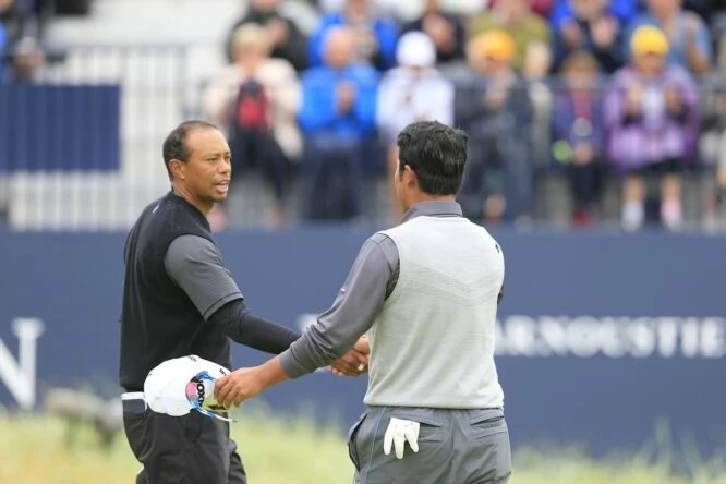 Tiger y Matsuyama, saludándose en un Open © Golffile | Eoin Clarke