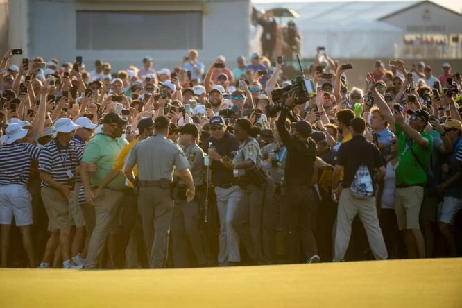 Mickelson, entre la multitud en Kiawah Island © PGA Championship