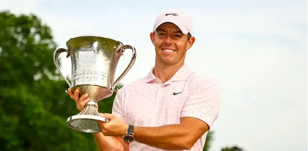Rory McIlroy posa con el trofeo de ganador del Wells Fargo Championship. © PGA Tour