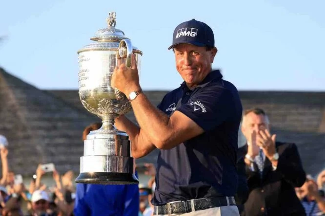 Phil Mickelson posa con el trofeo de campeón del PGA Championship 2021.