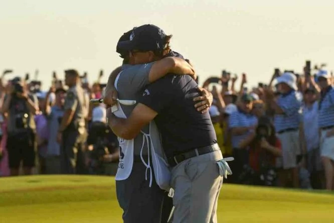 El abrazo de Phil y Tim Mickelson tras ganar el PGA Championship 2021.