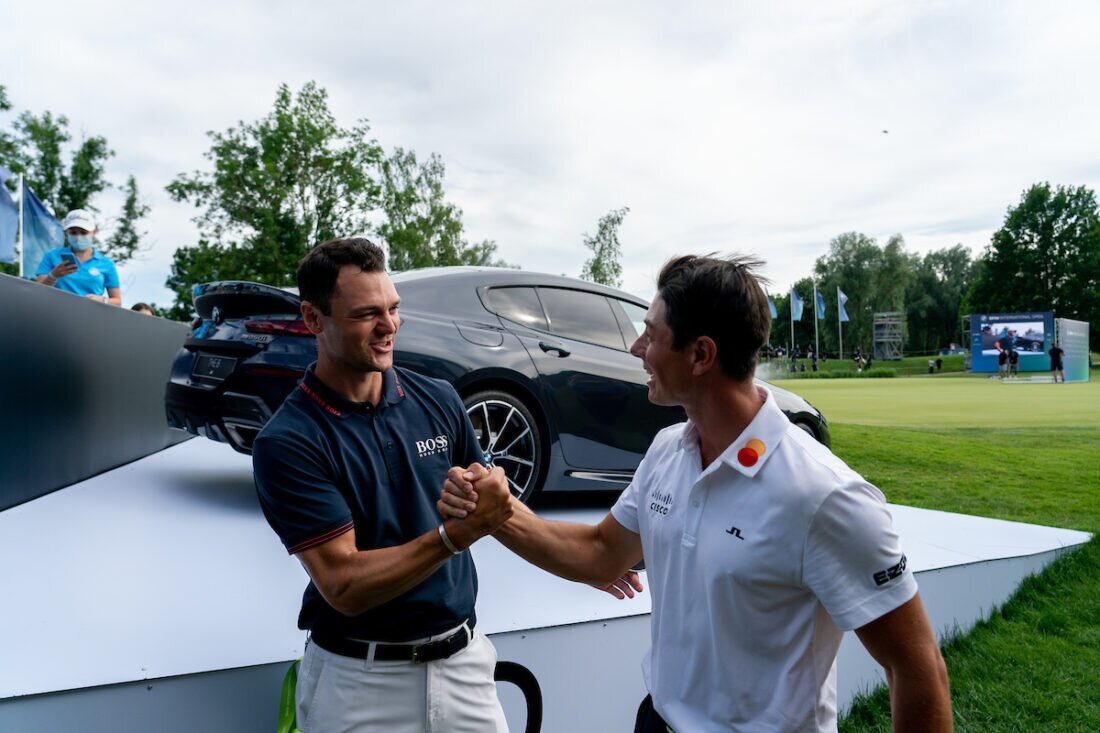 Martin Kaymer y Viktor Hovland se saludan tras la victoria del noruego en el BMW. © Golffile | Stefano Di Maria