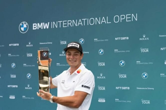 Viktor Hovland posa con el trofeo de ganador del BMW International Open. © Golffile | Stefano Di Maria