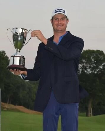 Harris English posa con el trofeo de ganador del Travelers Championship. © PGA Tour
