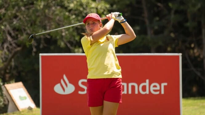 Carla Bernat, líder del Santander Golf Tour en Lauro Golf.