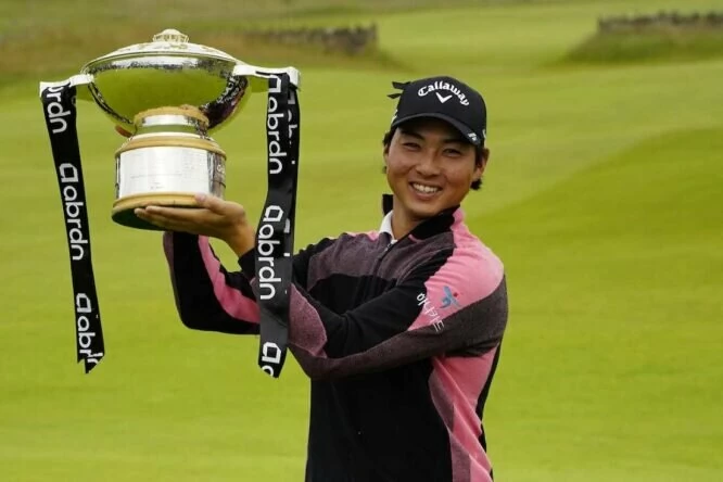 Min Woo Lee posa con el trofeo de ganador del Open de Escocia. © Golffile | Fran Caffrey