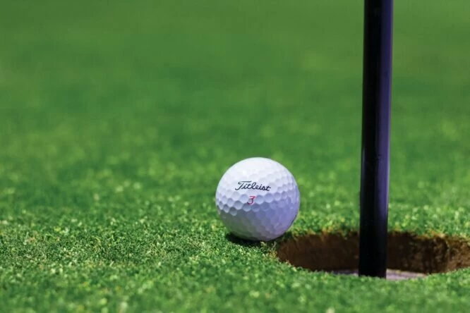 Imagen: https://www.pexels.com/es-es/foto/pelota-de-golf-titrist-cerca-del-hoyo-de-golf-54123/