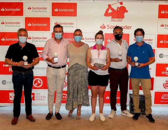 Rachael Goodall y su equipo, ganadores del Pro-Am del Santander Golf Tour en La Peñaza.