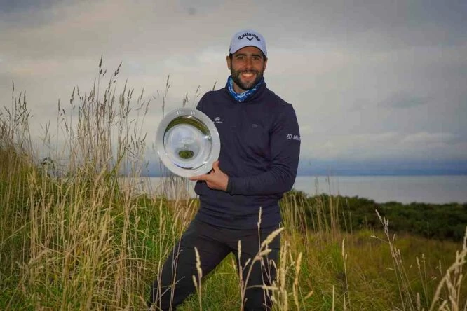 Adrián Otaegui, con el trofeo de ganador del Scottish Championship 2020. © Golffile | Phil Inglis