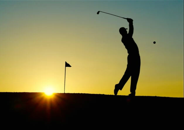Un jugador de golf, a contraluz © Hebi B. | Pixabay