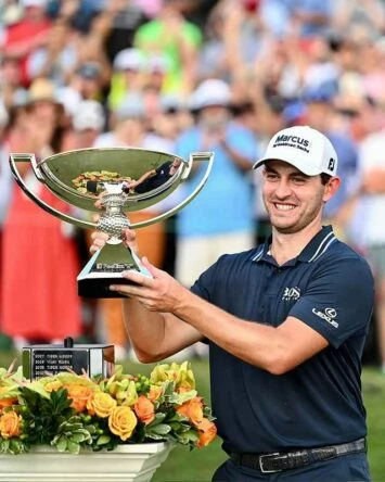 Patrick Cantlay posa con el trofeo de ganador del TOUR Championship. © PGA Tour