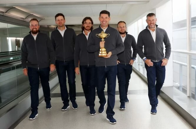 Harrington y varios jugadores, con el trofeo de la Ryder Cup