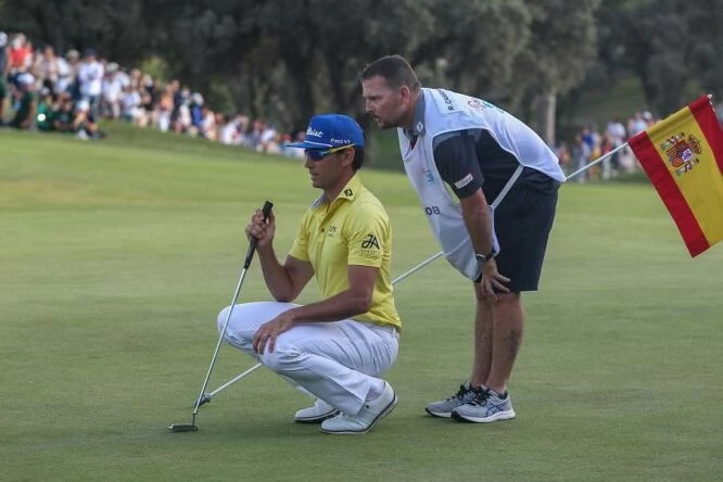 Rafa Cabrera Bello, junto a su caddie, en la jornada final del ACCIONA Open de España. © Golffile | Alberto Simon