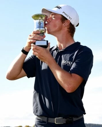 Daniel Hillier posa con el trofeo de ganador del Challenge Costa Brava. © Challenge Tour