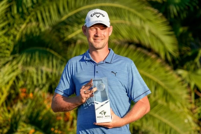 Jeff Winther posa con el trofeo de ganador del Mallorca Golf Open. © Golffile | Phil Inglis