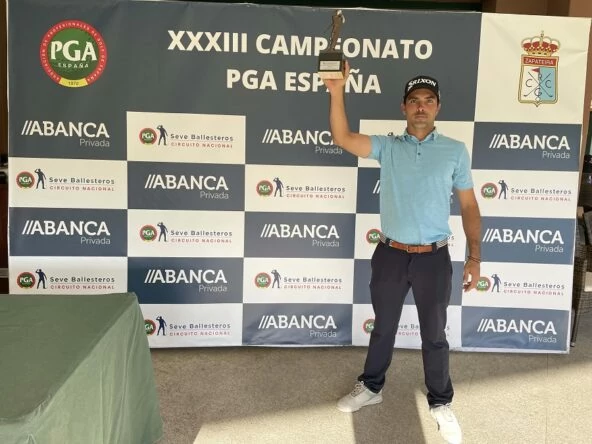 Juan Salama posa con el trofeo de ganador del ABANCA XXXIII Campeonato de la PGA de España.